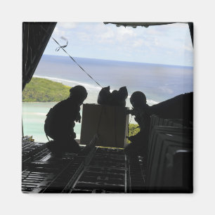 Luchtmannen duwen een pallet gedoneerde goederen u magneet