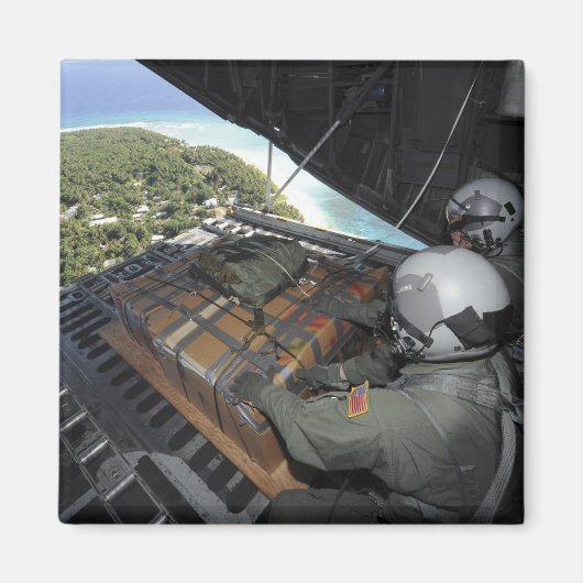 Luchtmannen duwen een pallet gedoneerde goederen u magneet (Voorkant)