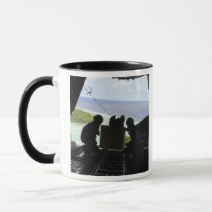 Luchtmannen duwen een pallet gedoneerde goederen u mok