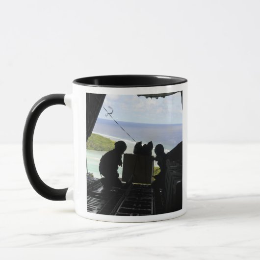 Luchtmannen duwen een pallet gedoneerde goederen u mok (Links)