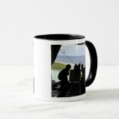 Luchtmannen duwen een pallet gedoneerde goederen u mok (Voorkant rechts)