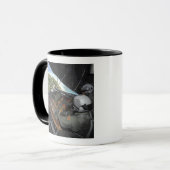 Luchtmannen duwen een pallet gedoneerde goederen u mok (Voorkant links)