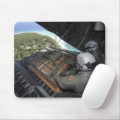 Luchtmannen duwen een pallet gedoneerde goederen u muismat (Met muis)