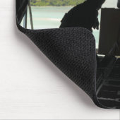 Luchtmannen duwen een pallet gedoneerde goederen u muismat (Hoek)