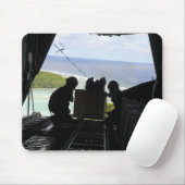 Luchtmannen duwen een pallet gedoneerde goederen u muismat (Met muis)