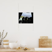 Luchtmannen duwen een pallet gedoneerde goederen u poster (Keuken)