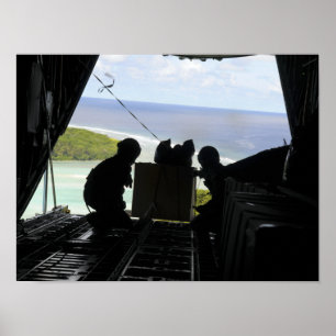 Luchtmannen duwen een pallet gedoneerde goederen u poster