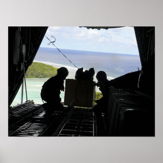 Luchtmannen duwen een pallet gedoneerde goederen u poster (Voorkant)