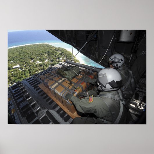 Luchtmannen duwen een pallet gedoneerde goederen u poster (Voorkant)