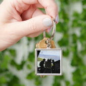 Luchtmannen duwen een pallet gedoneerde goederen u sleutelhanger (Hand)