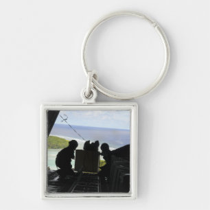 Luchtmannen duwen een pallet gedoneerde goederen u sleutelhanger