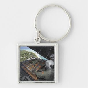 Luchtmannen duwen een pallet gedoneerde goederen u sleutelhanger