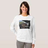 Luchtmannen duwen een pallet gedoneerde goederen u t-shirt (Voorkant volledig)