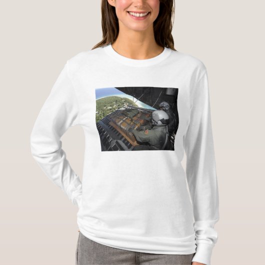 Luchtmannen duwen een pallet gedoneerde goederen u t-shirt (Voorkant)