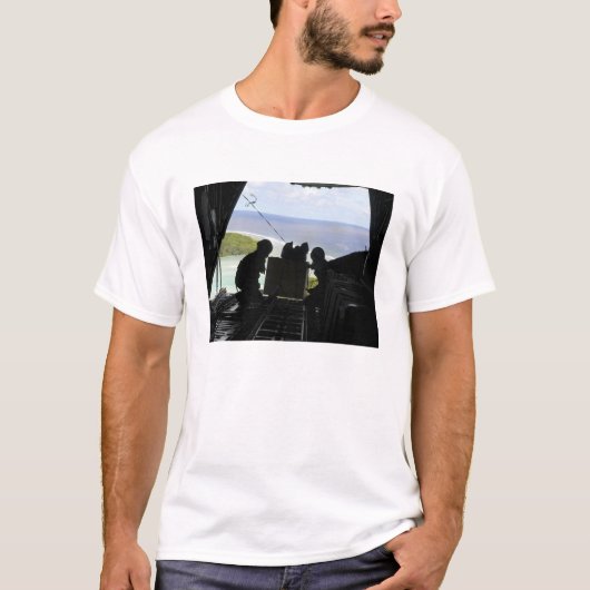 Luchtmannen duwen een pallet gedoneerde goederen u t-shirt (Voorkant)