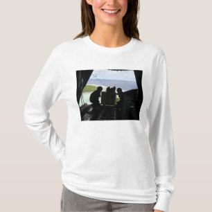 Luchtmannen duwen een pallet gedoneerde goederen u t-shirt