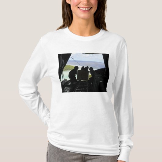 Luchtmannen duwen een pallet gedoneerde goederen u t-shirt (Voorkant)