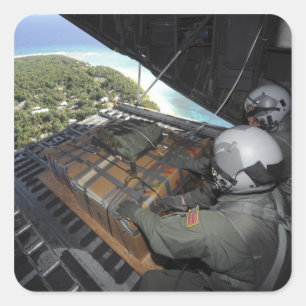 Luchtmannen duwen een pallet gedoneerde goederen u vierkante sticker