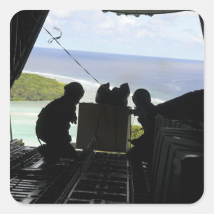 Luchtmannen duwen een pallet gedoneerde goederen u vierkante sticker