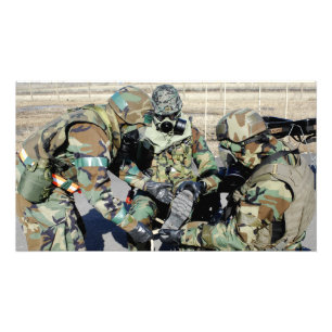 Luchtmannen helpen een soldaat van het Koreaanse l Foto Afdruk