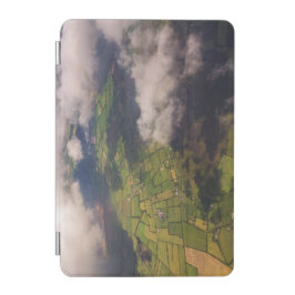 Luchtpatchwork van Iers landbouwgebied en wolken iPad Mini Cover