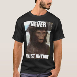 Lucias Vertrouw Nooit Iemand T-Shirt! T-shirt