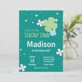 Luck Lady St. Patrick's Day Verjaardag Uitnodiging (Staand voorkant)