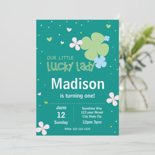 Luck Lady St. Patrick's Day Verjaardag Uitnodiging (Staand voorkant)