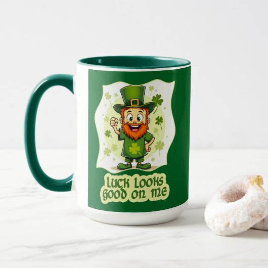 Luck Looks Good on Me St Patrick’s Day - caneca Mok (Met donut)