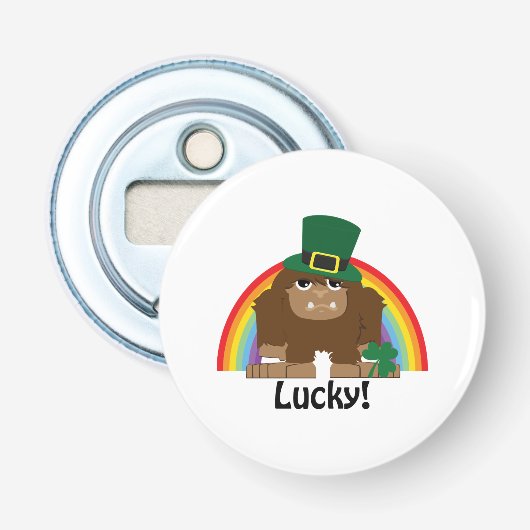 Lucky Bigfoot Leprechaun Button Flesopener (Voorkant)