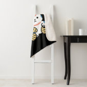 Lucky Cat Art – Maneki Neko with Gold Coin Sherpa Deken (In situ)