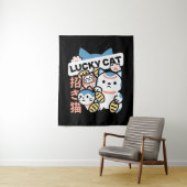 Lucky Cat Art – Maneki Neko with Gold Coin Wandkleed (In situ)