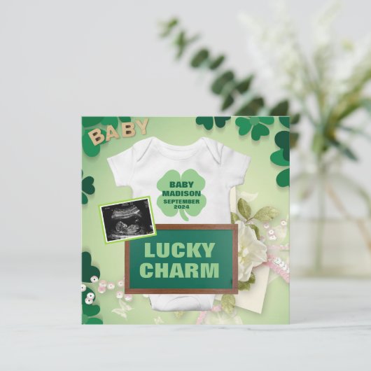 Lucky Charm Digitale Zwangerschapsaankondiging Aankondiging (Staand voorkant)