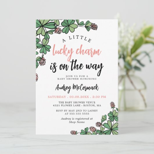 Lucky Charm on Way Girl Baby shower Kaart (Staand voorkant)