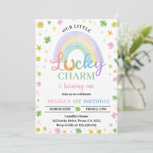Lucky Charm Rainbow Shamrock Verjaardag uitnodigin Kaart (Staand voorkant)
