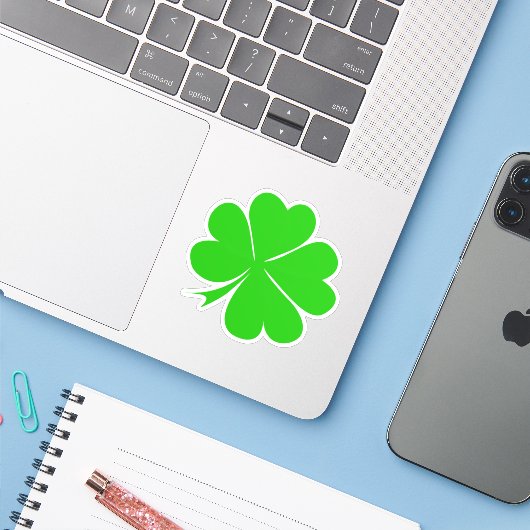 Lucky Clover Leaf & Shamrock / Ierse St. Patrick Sticker (Laptop met iPhone)
