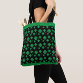 Lucky Clover-patroon in groen en zwart Tote Bag (Dichtbij)