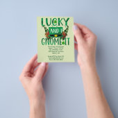 Lucky en ik geven het de plechtige uitnodiging flyer (Hand)