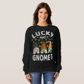 Lucky en ik hebben het vanaf Patrick's Day Gnomen  Trui (Voorkant volledig)