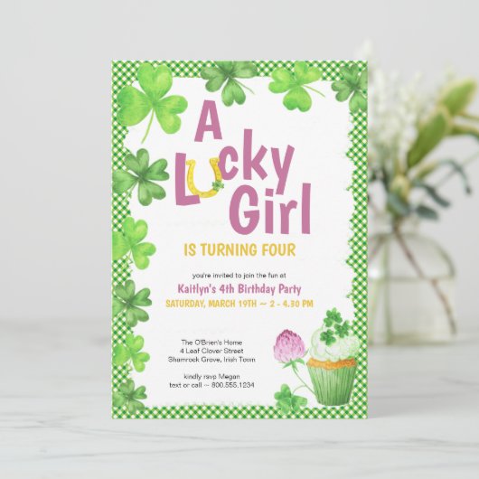 Lucky Girl Shamrock en Muffin Birthday Party Invi Kaart (Staand voorkant)