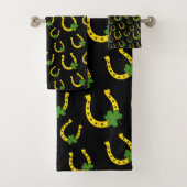 Lucky Golden Hoefijzer met Shamrock op Black Bad Handdoek (Insitu)