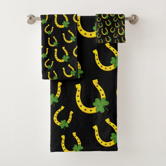 Lucky Golden Hoefijzer met Shamrock op Black Bad Handdoek (Insitu)