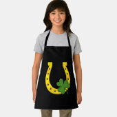 Lucky Golden Hoefijzer met Shamrock op Black Schort (Insitu)