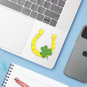 Lucky Golden Hoefijzer met Shamrock op Black Sticker (Laptop met iPhone)