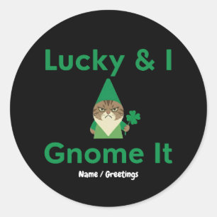 Lucky & I Gnome Het Grappig Sarcastisch Kat St. Pa Ronde Sticker