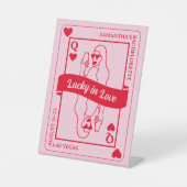 Lucky In Liefde Vet Roze & Rood Bachelorette Reclamebord Met Voetstuk (Voorkant)