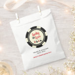 Lucky in Love Black Cream White Poker Chip Weddens Bedankzakje<br><div class="desc">Ben je getrouwd in Las Vegas of een andere leuke casino stad? Of een casino met de bruiloft? Deze 'Lucky in Love' roomkleurige witte en zwarte gunsttassen zouden een perfecte manier zijn om je gasten een dankje cadeau naar huis te laten brengen.</div>