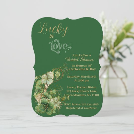 Lucky in Love Gold Shimmer Shamrock Vrijgezellenfe Kaart (Staand voorkant)