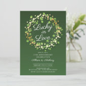 Lucky in Love Golden Shamrocks Jubileum Party Kaart (Staand voorkant)