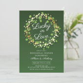 Lucky in Love Golden Shamrocks Rehearsal Dinner Kaart (Staand voorkant)